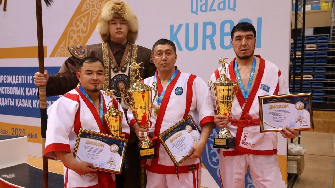 Күш, рух және дәстүр: Жақсылық Үшкемпіров атындағы Jekpe-Jek сарайында қазақ күресінен жарыс өтті 