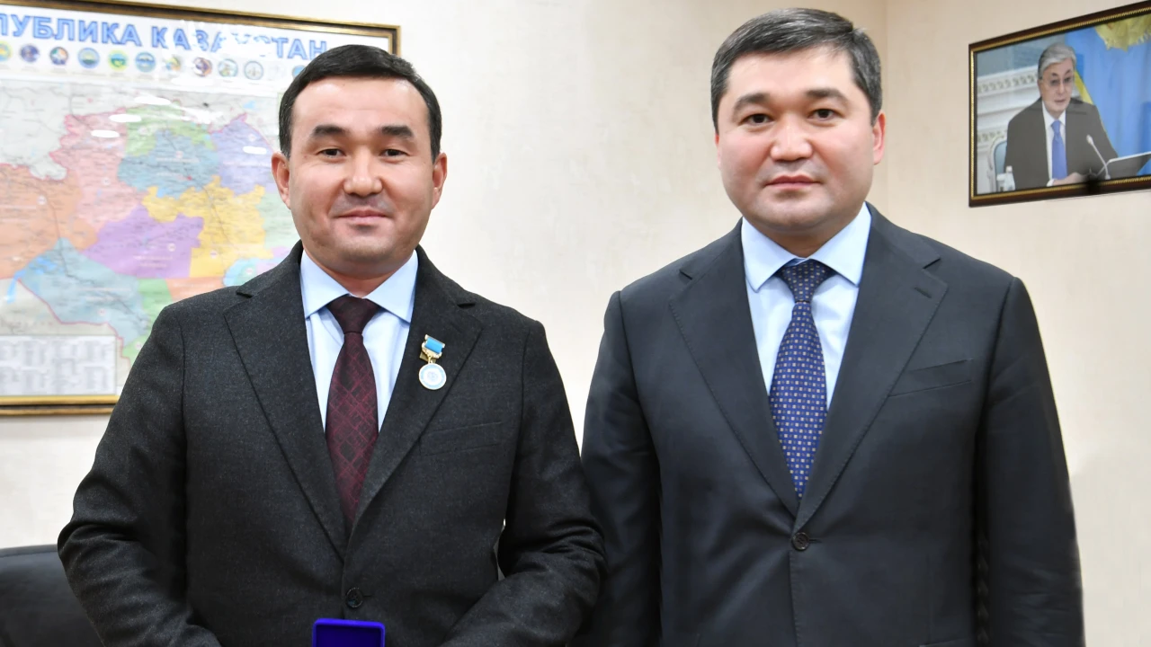 Представители УМТО получили нагрудные знаки «Үздік цифрландырушы» 