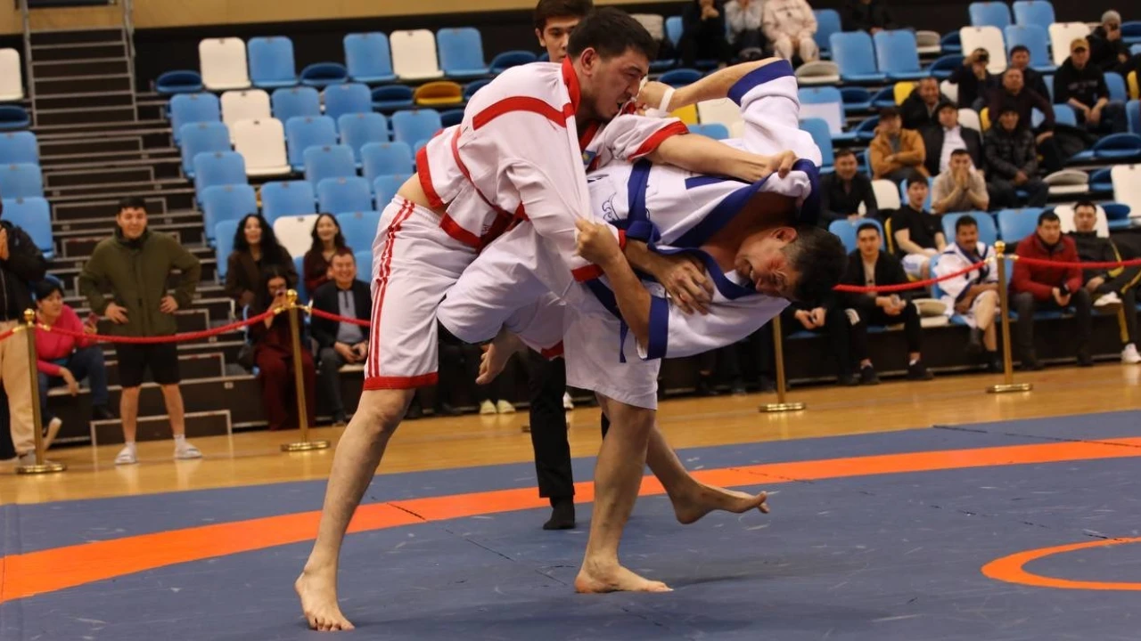 Күш, рух және дәстүр: Жақсылық Үшкемпіров атындағы Jekpe-Jek сарайында қазақ күресінен жарыс өтті 