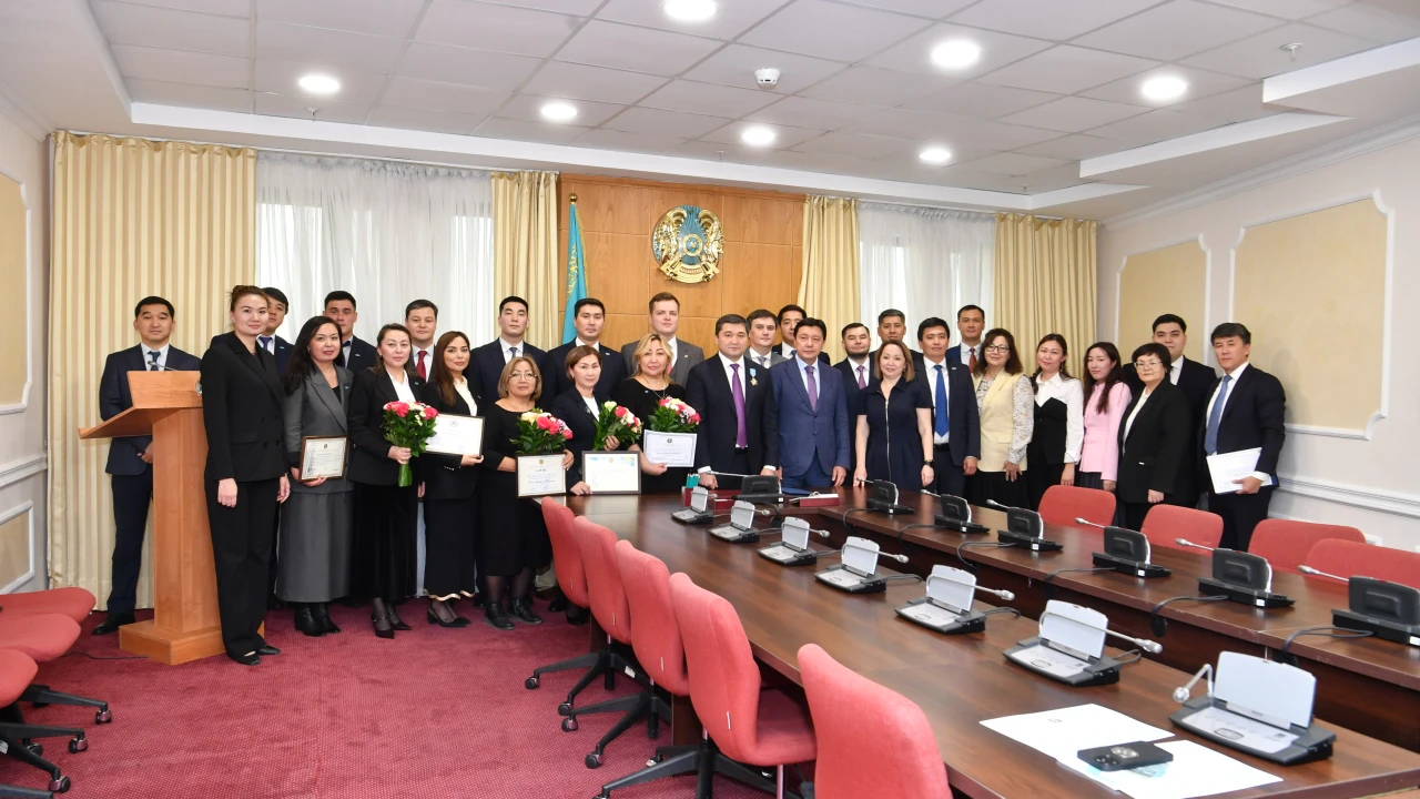 Празднование Дня Республики: награждение лучших работников