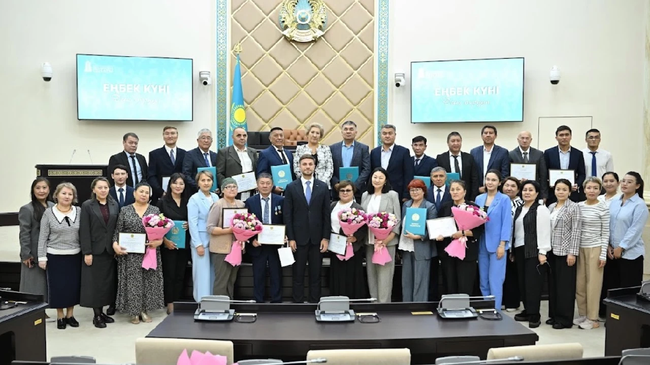 Еңбек күніне орай жұмысшы кәсіптерінің өкілдері марапатталды