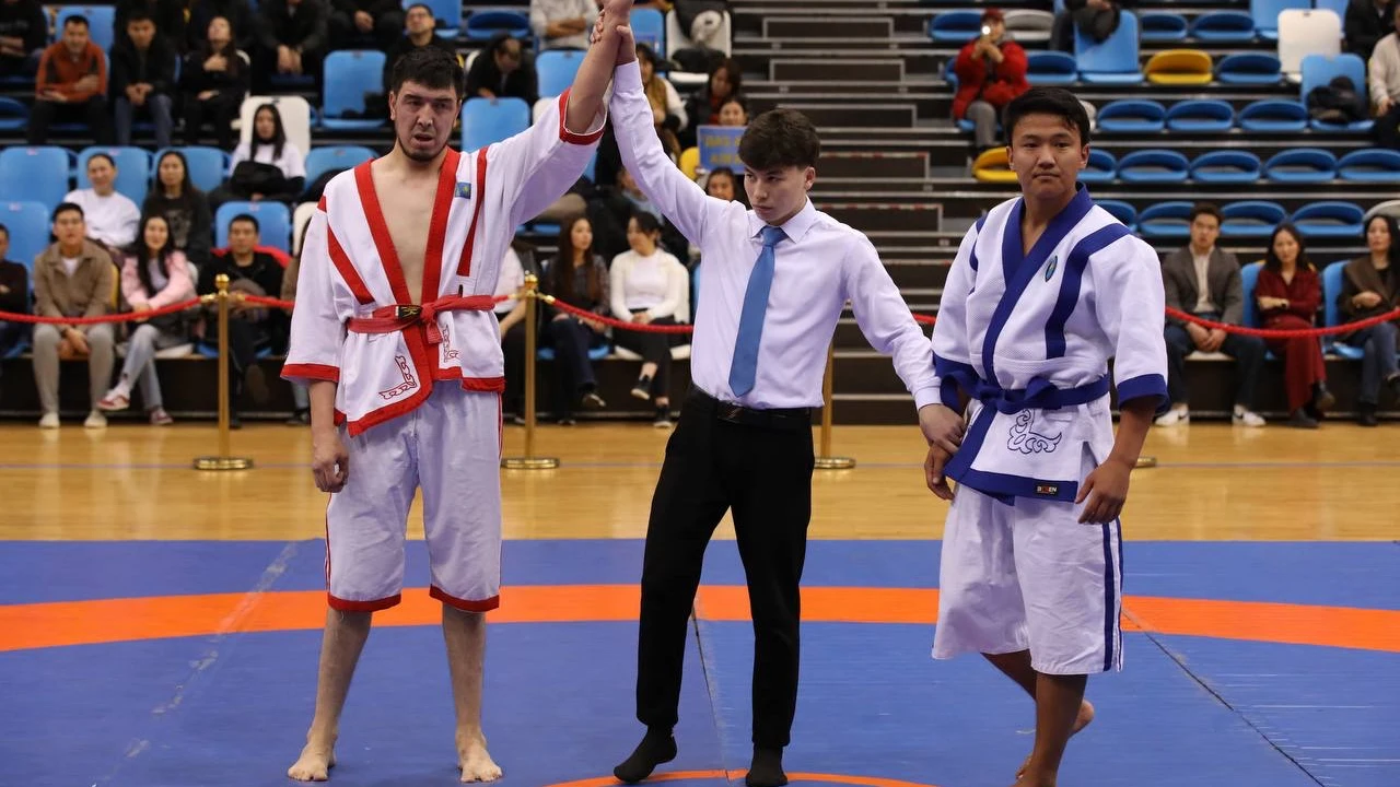 Күш, рух және дәстүр: Жақсылық Үшкемпіров атындағы Jekpe-Jek сарайында қазақ күресінен жарыс өтті 